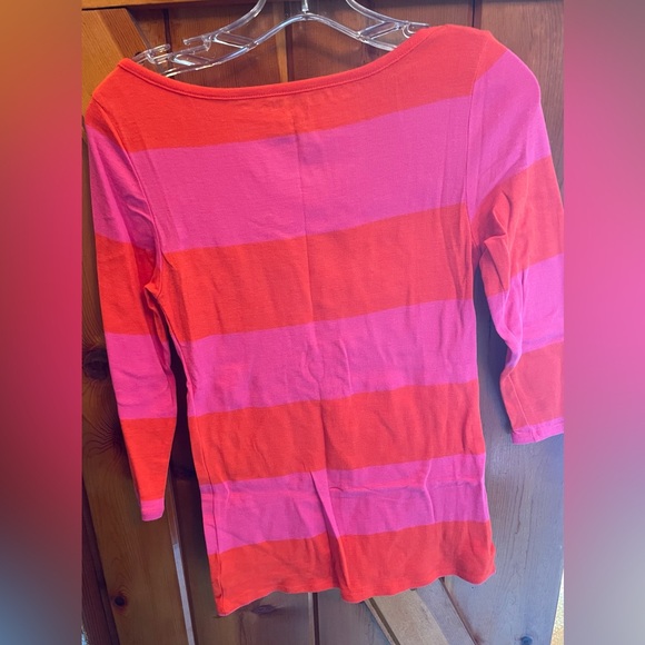 Old navy women’s 3/4 length sleeve shirt. Medium. Red & pink. Excellent cond. - Picture 3 of 5